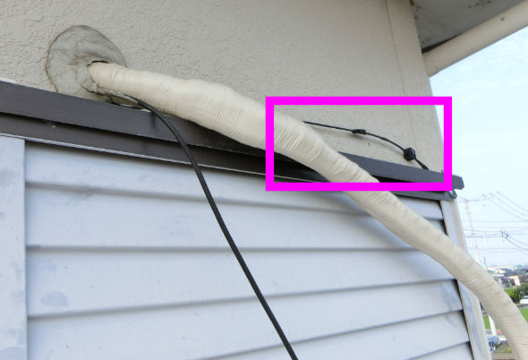 エアコンの穴から室内へ