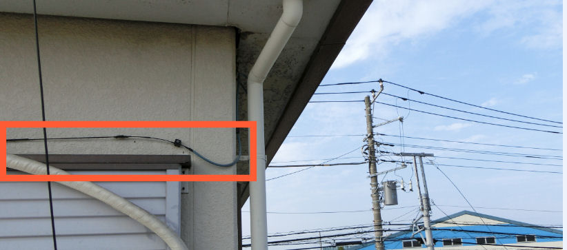 壁を伝わったケーブル